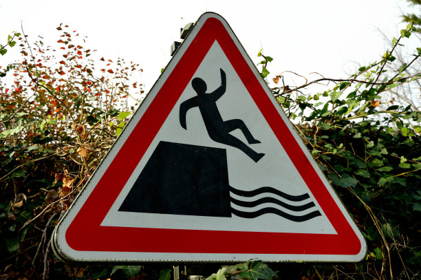 标志:河流，有落水危险。图片下载