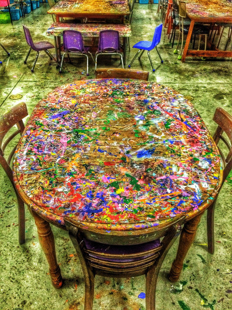 油漆飞溅椭圆形桌子图片下载