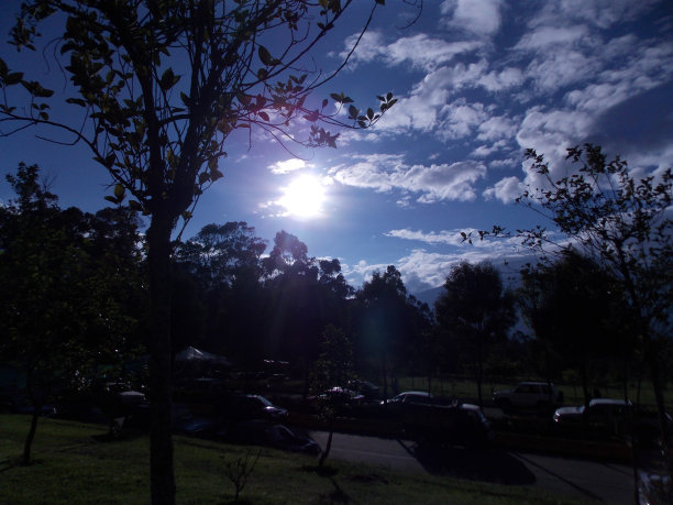 蓝色的天空图片下载