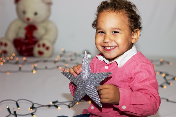 穿粉红色衬衫的小男孩。图片下载