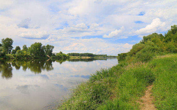 河流和河岸，天空是多云的。图片下载