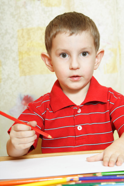 可爱的小男孩要画画图片下载