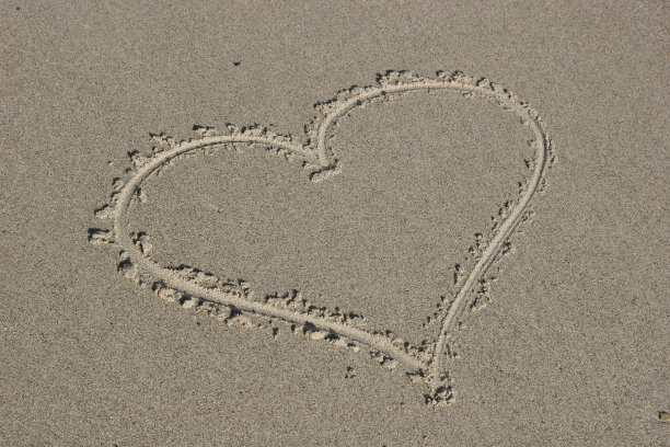 海滩上的心图片下载