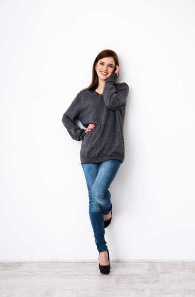 年轻女子靠在墙上图片下载