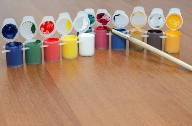 水粉颜料和毛笔，站在桌子上图片下载