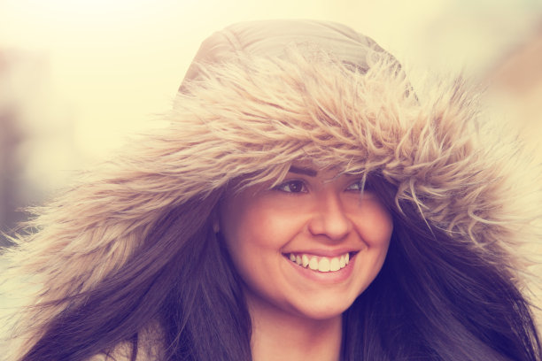 微笑的少年准备过冬图片下载