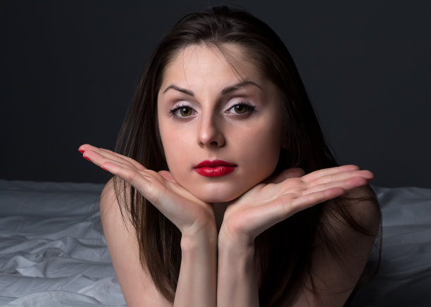 躺着的年轻褐发女人的照片图片下载