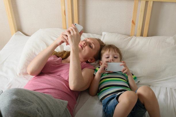 妈妈和儿子在玩手机图片下载