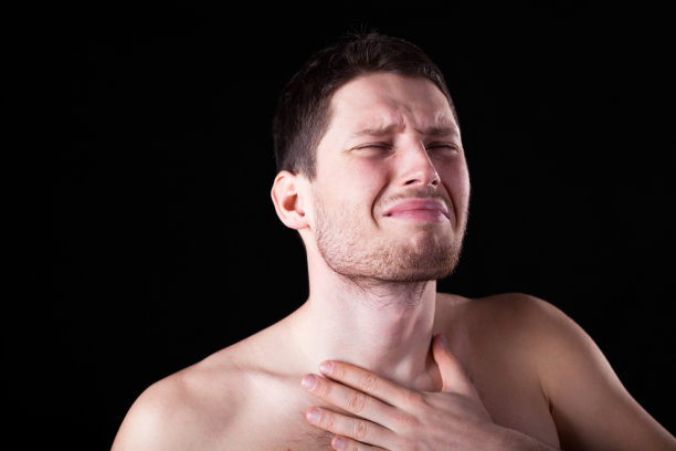 喉咙痛的男人图片下载