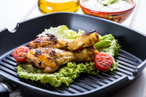 烧烤。烤鸡。烤鸡腿。烤鸡腿，生菜图片下载