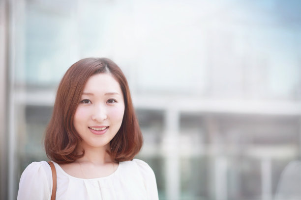 年轻的成年女子微笑着看着镜头图片下载