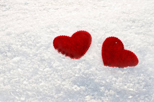 红心在蓬松的雪近距离图片下载
