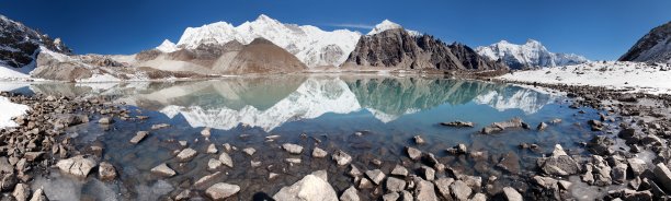 赵奥友映在湖中图片下载