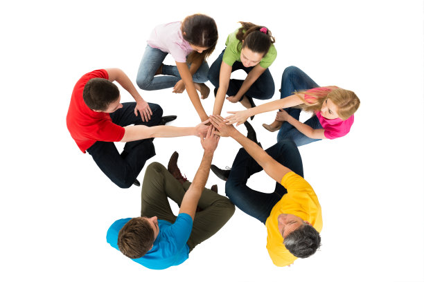 朋友们坐成一圈，双手叠在一起图片下载