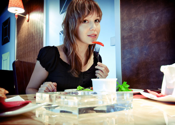女孩在餐厅图片下载