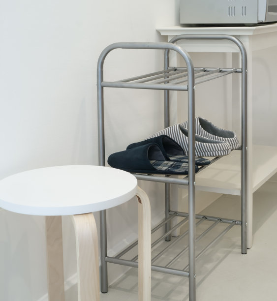 鞋柜在厨房的小空间里图片下载