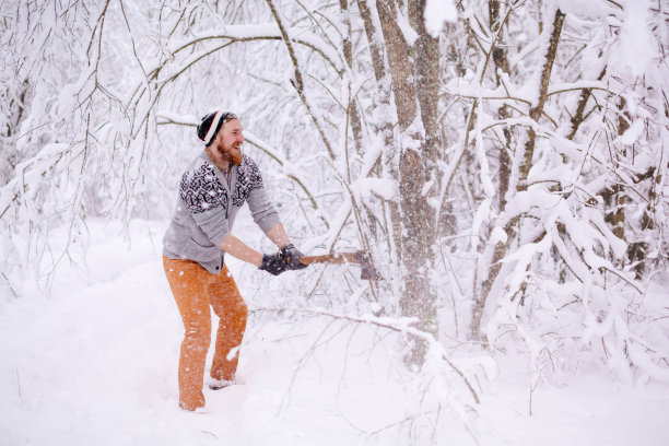 伐木工人砍木头图片下载