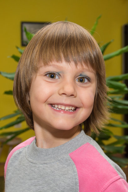 可爱的小女孩，长着一双大眼睛图片下载