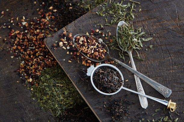 黑木背景下的茶图片下载