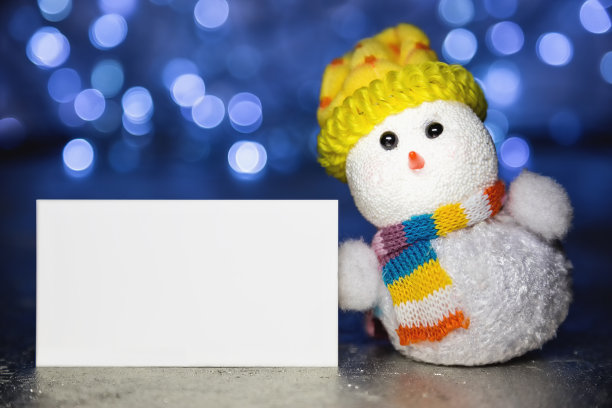 圣诞雪人玩具与白色空白卡图片下载