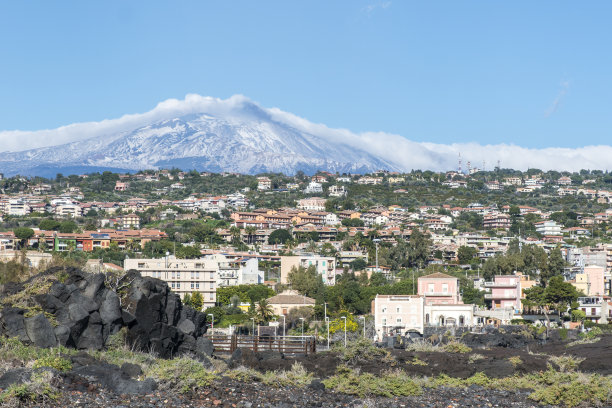卡塔尼亚。埃特纳火山脚下的小镇。图片下载