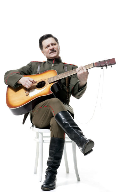 带吉他的俄国军官图片下载