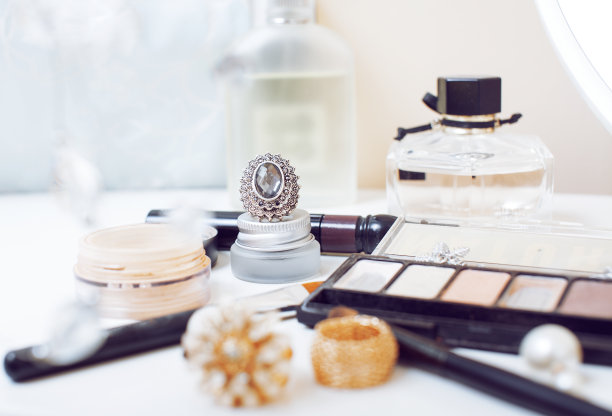 珠宝桌上有很多女生的东西，很小图片下载