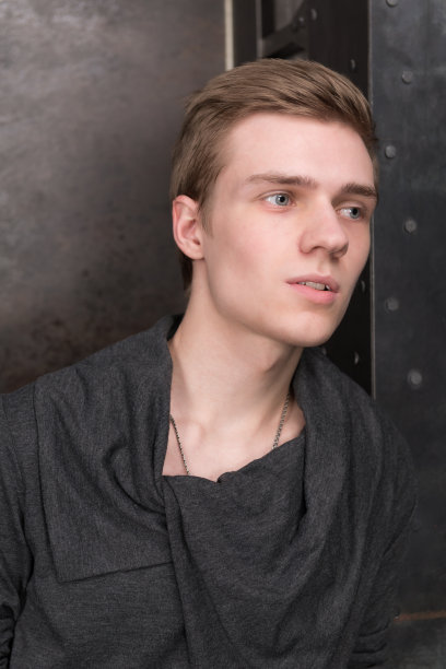 一个年轻人的肖像图片下载