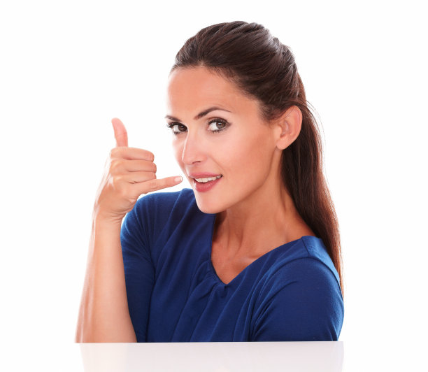 时尚女性微笑着打电话图片下载