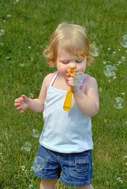 蹒跚学步的吹泡泡图片下载