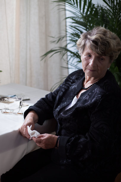 悲伤孤独的老年女性素材图片