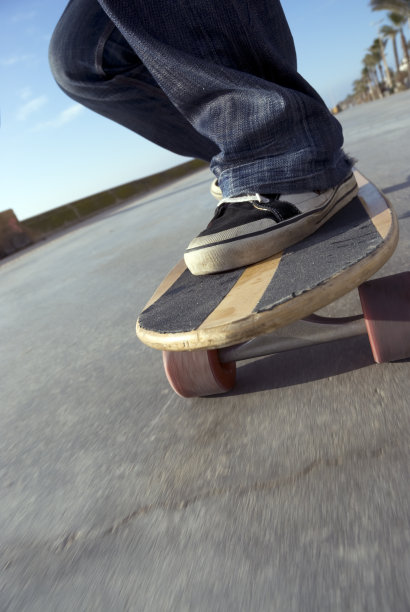 在海边滑长板图片下载