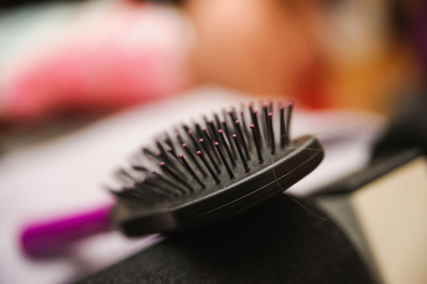 梳子的选择性焦点图片下载