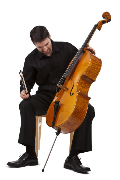 大提琴手在工作室图片下载