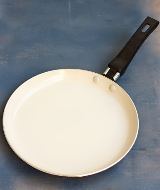 平底与白色的木制背景图片下载