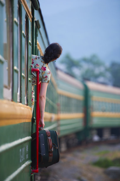 年轻女子背着行李在古老的复古火车素材图片