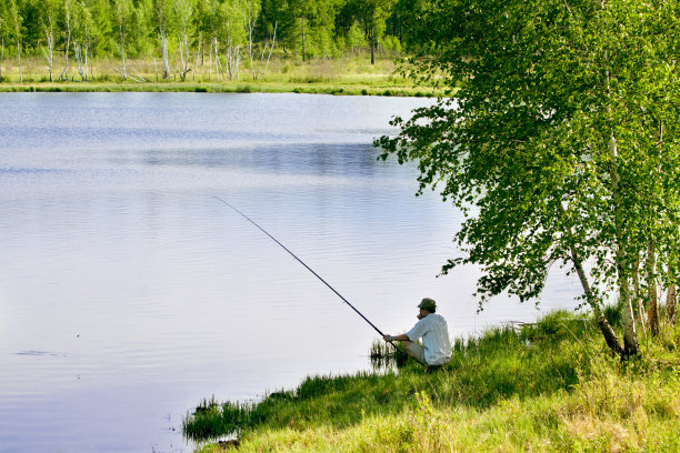 渔夫在湖边钓鱼图片下载