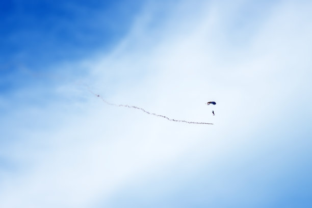 跳伞者留下烟迹图片下载