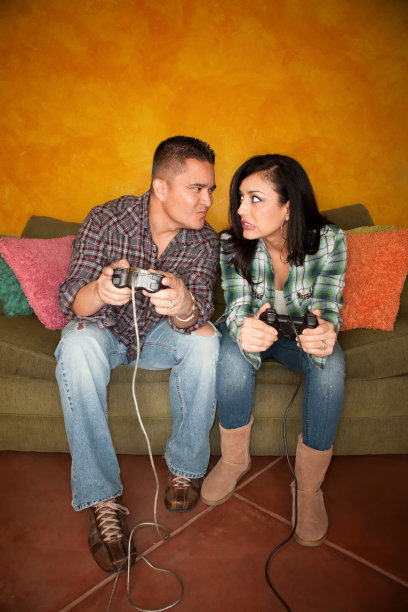 西班牙夫妇在玩电子游戏图片下载