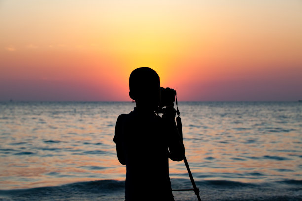 孩子们的剪影拍摄的日落照片图片下载