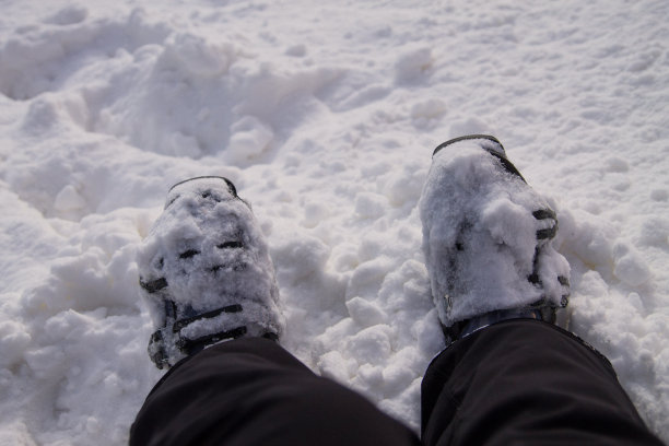 农村scne。滑雪靴，雪和放松图片下载