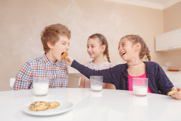 学校的孩子们一起玩耍图片下载