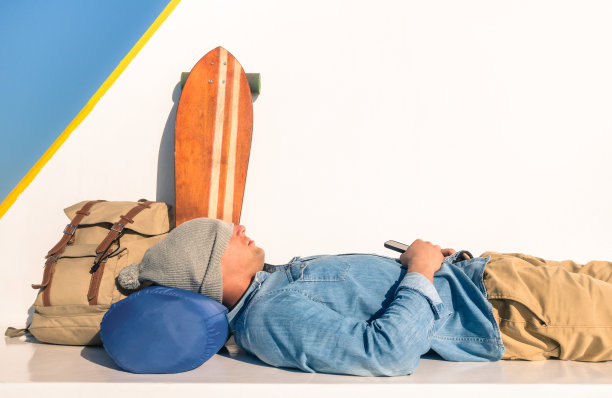 在渡船通道停留期间休息的年轻人图片下载