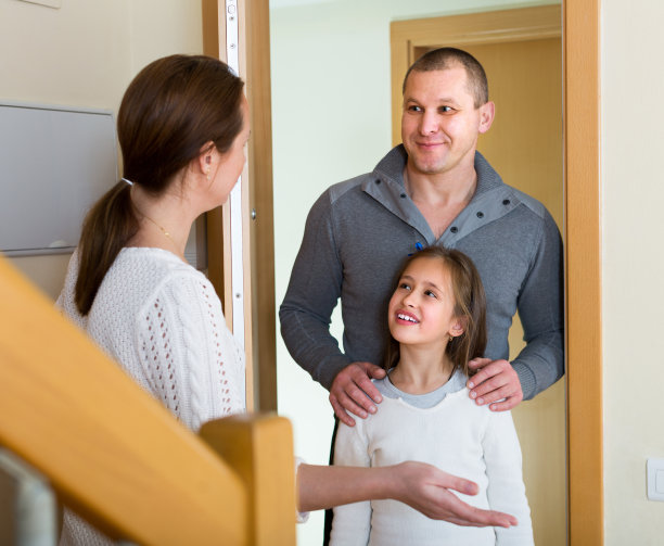 一对夫妇带着女儿站在门口图片下载