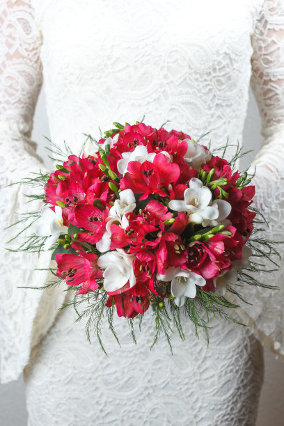 粉红色和白色的婚礼花束图片下载