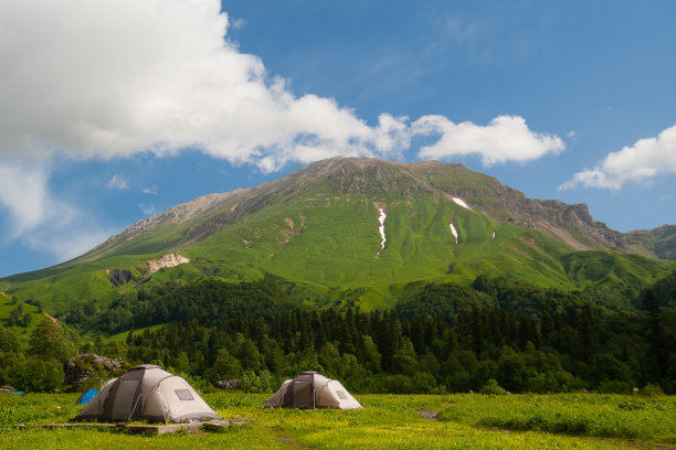 奥什滕山附近有帐篷图片下载