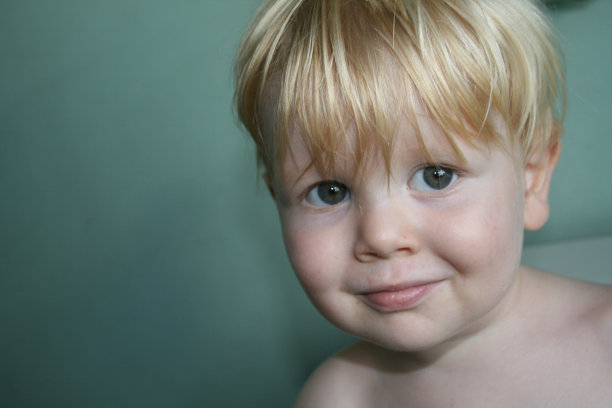 小男孩看镜头的特写图片下载