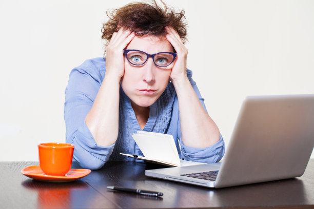 坐在电脑前的女商人图片下载