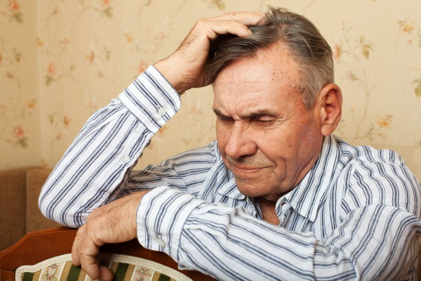 一位老人在家悲伤。图片下载