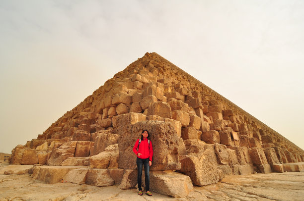 站在吉萨金字塔前的红衣女士图片下载